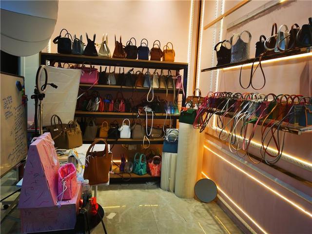 廣州箱包專業(yè)市場 線上轉(zhuǎn)型助力國內(nèi)大循環(huán)